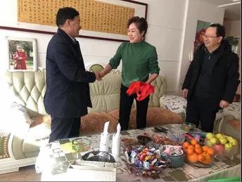 敦煌種業(yè)領導看望慰問公司老干部、老黨員及困難黨員職工