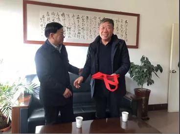 敦煌種業(yè)領導看望慰問公司老干部、老黨員及困難黨員職工