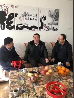 敦煌種業(yè)領導看望慰問公司老干部、老黨員及困難黨員職工